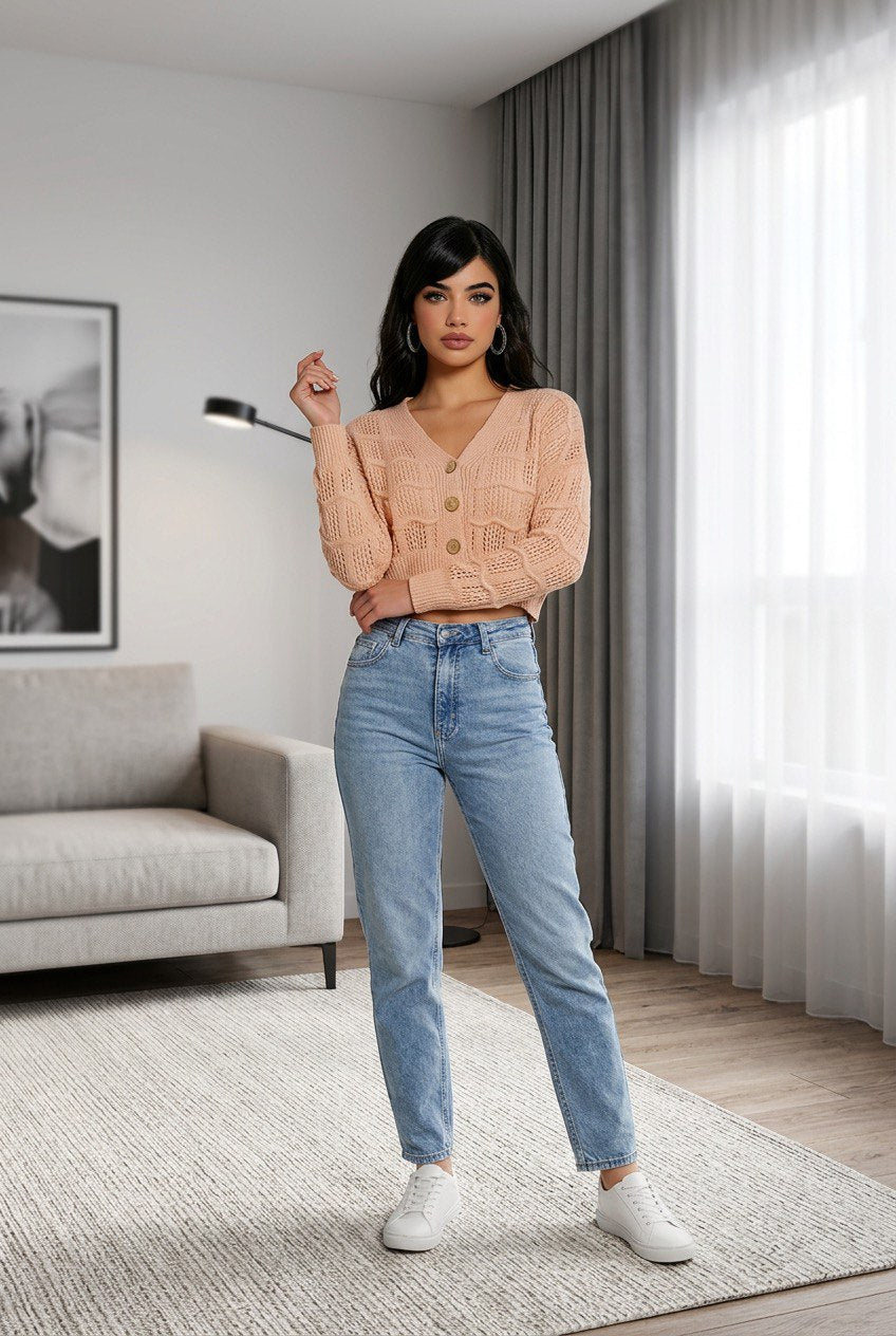 Cardigan crop rosa  in maglia lavorata con motivo traforato a onde, scollo a V e chiusura frontale con 5 bottoni tono su tono