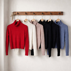 Dolcevita rosso, rosa, bianco, blu navy, nero a manica lunga con motivo a trecce sul davanti e collo alto a coste