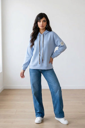 Felpa oversize con cappuccio, coulisse a contrasto e patch decorativa sul braccio