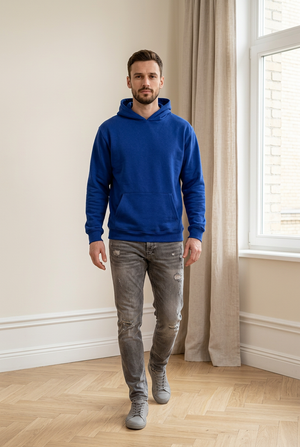 Felpa con cappuccio e tasca a marsupio con stampa sneakers stilizzata sul retro