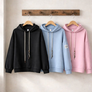 Felpe rosa, nero, azzurra, oversize con cappuccio, coulisse a contrasto e patch decorativa sul braccio