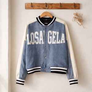 Giubbino stile college in denim, con scritta frontale, chiusura bottoni, maniche a contrasto e dettagli elasticizzati a righe