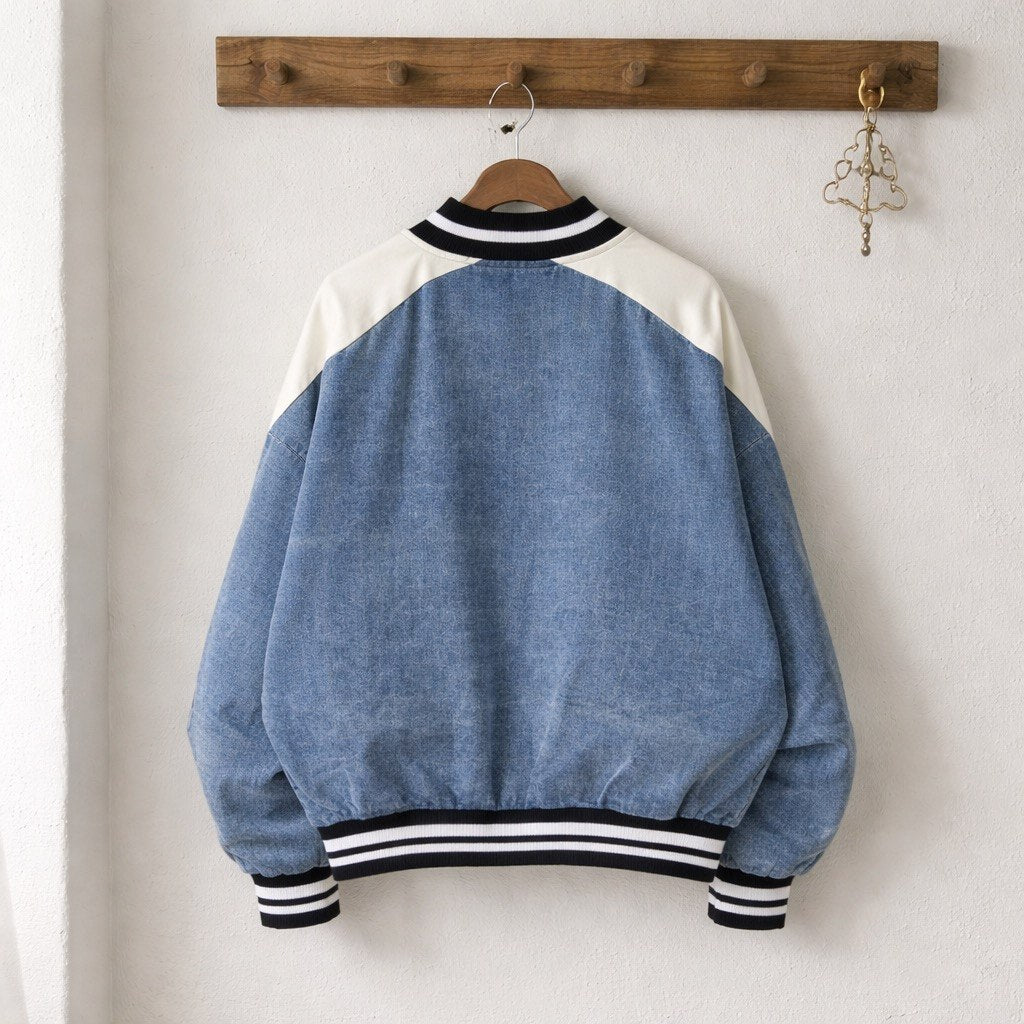 Giubbino stile college in denim leggero con chiusura bottoni, dettaglio le maniche a contrasto e bordi elasticizzati a righe