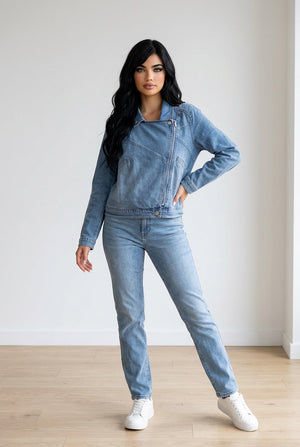 Giubbino donna denim chiaro con colletto biker, zip asimmetrica e tasche decorative laterali