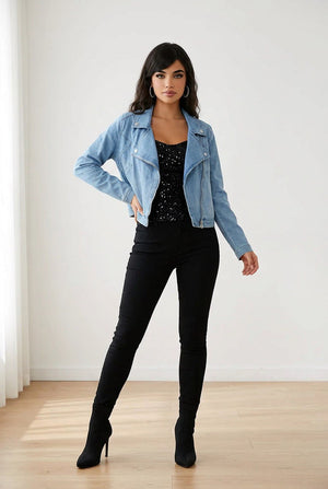 Giubbino denim chiaro corto con colletto biker, zip asimmetrica e tasche decorative laterali