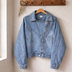 Giubbino donna in denim con colletto biker, zip asimmetrica e tasche decorative laterali