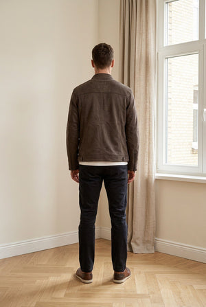 Giubbino scamosciato uomo in suede, con taglio slim, chiusura con zip frontale, colletto corto e tasche laterali con zip