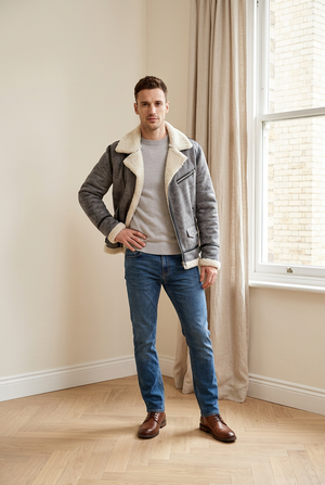 Giubbino in ecopelle con interno in shearling, zip asimmetrica e colletto ampio con revers