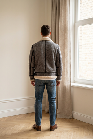 Giubbino indossato  in ecopelle con interno in shearling, zip asimmetrica e colletto ampio con revers, vista posteriore