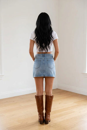Minigonna denim azzurro chiaro a vita alta con shorts interni, chiusura con bottone e zip
