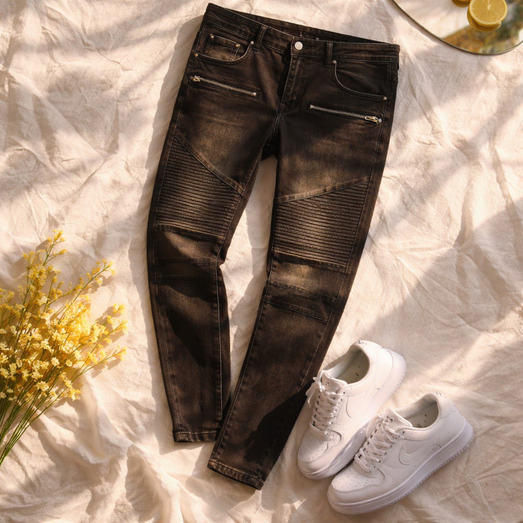 Jeans slim fit neri con inserti biker a coste sulle ginocchia e zip decorative