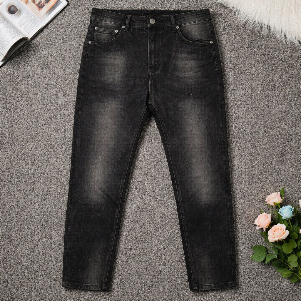 Jeans neri carrot fit, in cotone, da uomo indossati con struttura a 5 tasche, vista frontale
