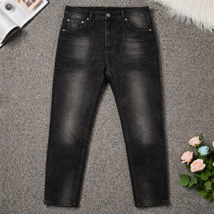 Jeans neri carrot fit, in cotone, da uomo indossati con struttura a 5 tasche, vista frontale