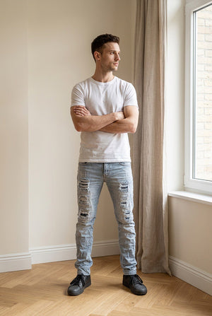 Jeans slim fit in demin chiaro effetto used con strappi e abrasioni, vita regolare e design a 5 tasche