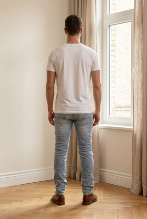 Jeans slim fit uomo in demin chiaro effetto used con strappi e abrasioni, vita regolare, passanti per cintura e design a 5 tasche