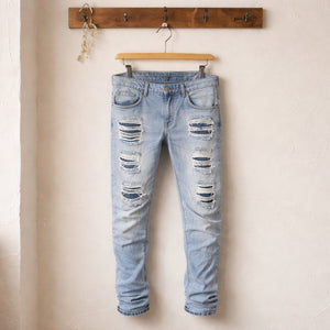 Jeans uomo slim fit, in cotone, in demin chiaro effetto used con strappi e abrasioni, vita regolare e design a 5 tasche