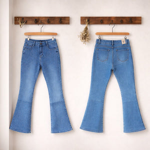 Jeans flare in denim chiaro high-waist con gamba a zampa e micro applicazioni brillanti, vista frontale e posteriore