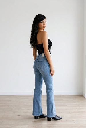Jeans in denim blu da donna modello 5 tasche vista posteriore