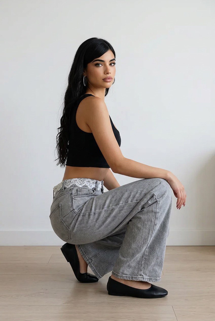 Jeans donna palazzo in denim grigio effetto slavato con vita alta, pizzo decorativo lungo il punto vita e tasche frontali e posteriori