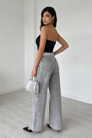 Jeans palazzo indossati in denim grigio  con vita alta, gamba ampia e  pizzo decorativo sul punto vita