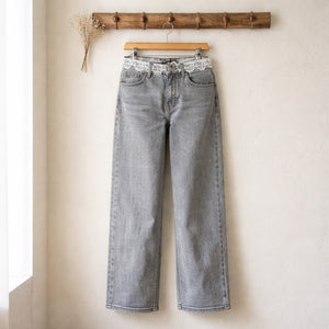 Jeans donna palazzo in denim grigio effetto slavato con vita alta, pizzo decorativo sul punto vita e tasche frontali e posteriori