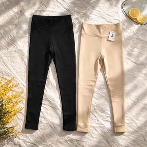 Leggings bianchi e neri  imbottiti a vita alta realizzati in tessuto elasticizzato 