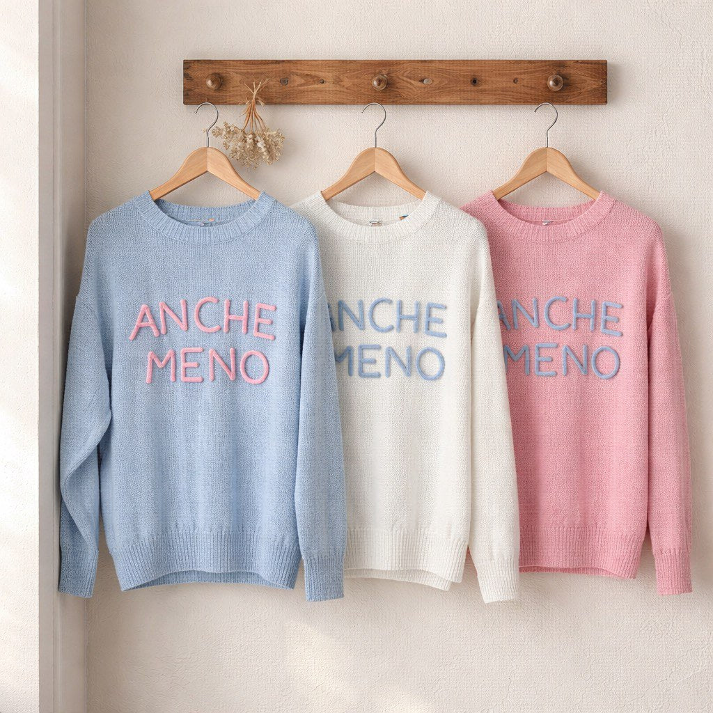 Maglia girocollo con scritta "ANCHE MENO" in rilievo effetto ricamato e vestibilità regolare, vista frontale