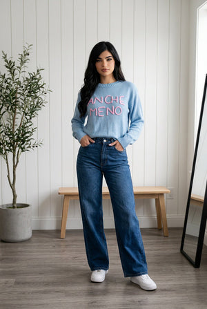 Maglia girocollo celeste con scritta "ANCHE MENO" in rilievo effetto ricamato in rosa e vestibilità regolare