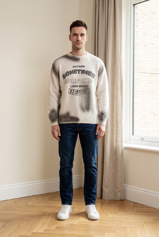 Maglia girocollo con stampa lettering effetto spray e vestibilità comoda