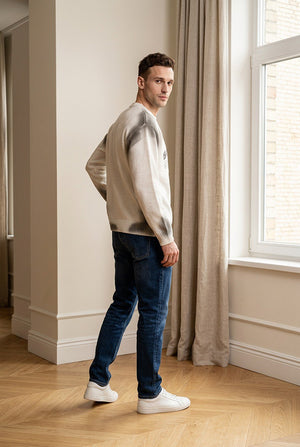 Maglia girocollo uomo con stampa lettering effetto spray e finiture a costine
