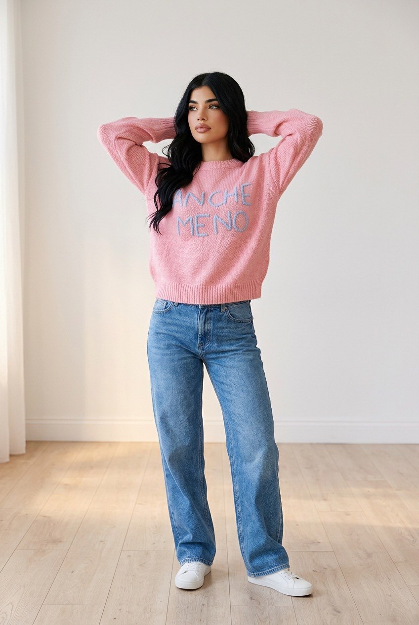 Maglia girocollo rosa con scritta "ANCHE MENO" in rilievo effetto ricamato in celeste e vestibilità regolare