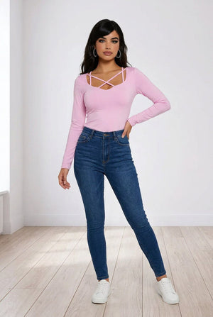 Maglia da donna rosa aderente indossata con scollo a V incrociato in tessuto elasticizzato in nylon ed elastan vista frontale