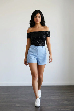 Pantaloncini scamosciati high-waist con chiusura frontale bottone e zip, tasche laterali funzionali e vestibilità ampia sulle cosce