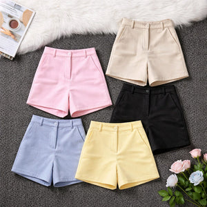 Pantaloncini scamosciati high-waist con chiusura frontale bottone e zip, tasche laterali funzionali e vestibilità ampia sulle cosce, vista frontale