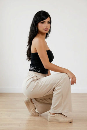 Pantalone palazzo con vita elasticizzata scozzese, indossato con gamba ampia, cordino regolabile e tasche laterali