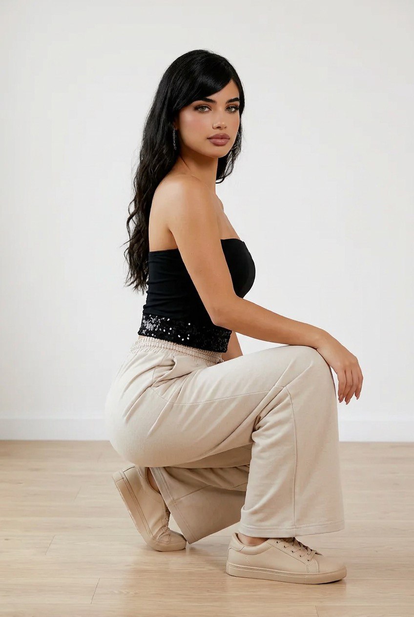 Pantalone palazzo con vita elasticizzata scozzese, indossato con gamba ampia, cordino regolabile e tasche laterali
