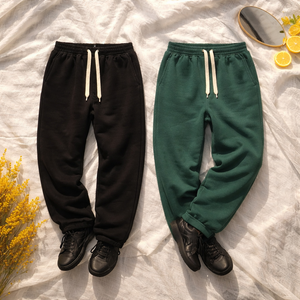 Pantalone tuta uomo verde bosco o nero con vita elasticizzata, coulisse a contrasto e gamba dritta leggermente affusolata
