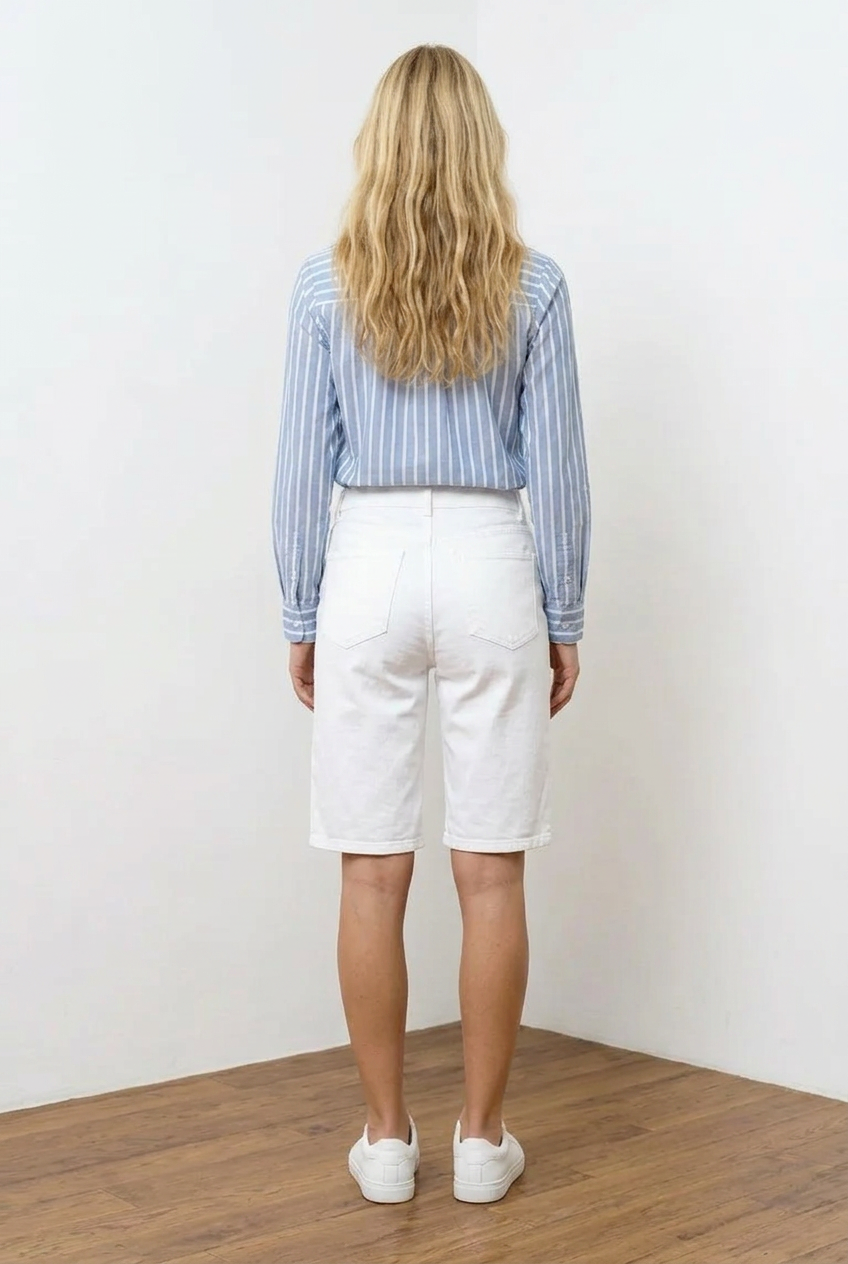 Bermuda donna in denim bianco con vita alta e lunghezza al ginocchio