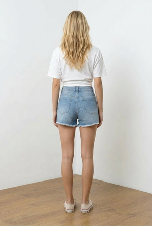 Shorts in denim con vita alta. Lavaggio azzurro chiaro con decorazioni in strass disposte in motivo geometrico su tutta la superficie frontale, retro liscio.