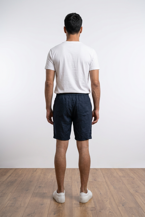 Shorts uomo blu con vita elasticizzata e coulisse regolabile. Con tasche laterali e tascone posteriore. Risvolto in fondo alla gamba. 
