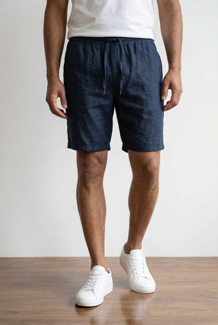 Shorts, con vita elasticizzata e coulisse regolabile. Con tasche laterali e tascone posteriore. Risvolto in fondo alla gamba.