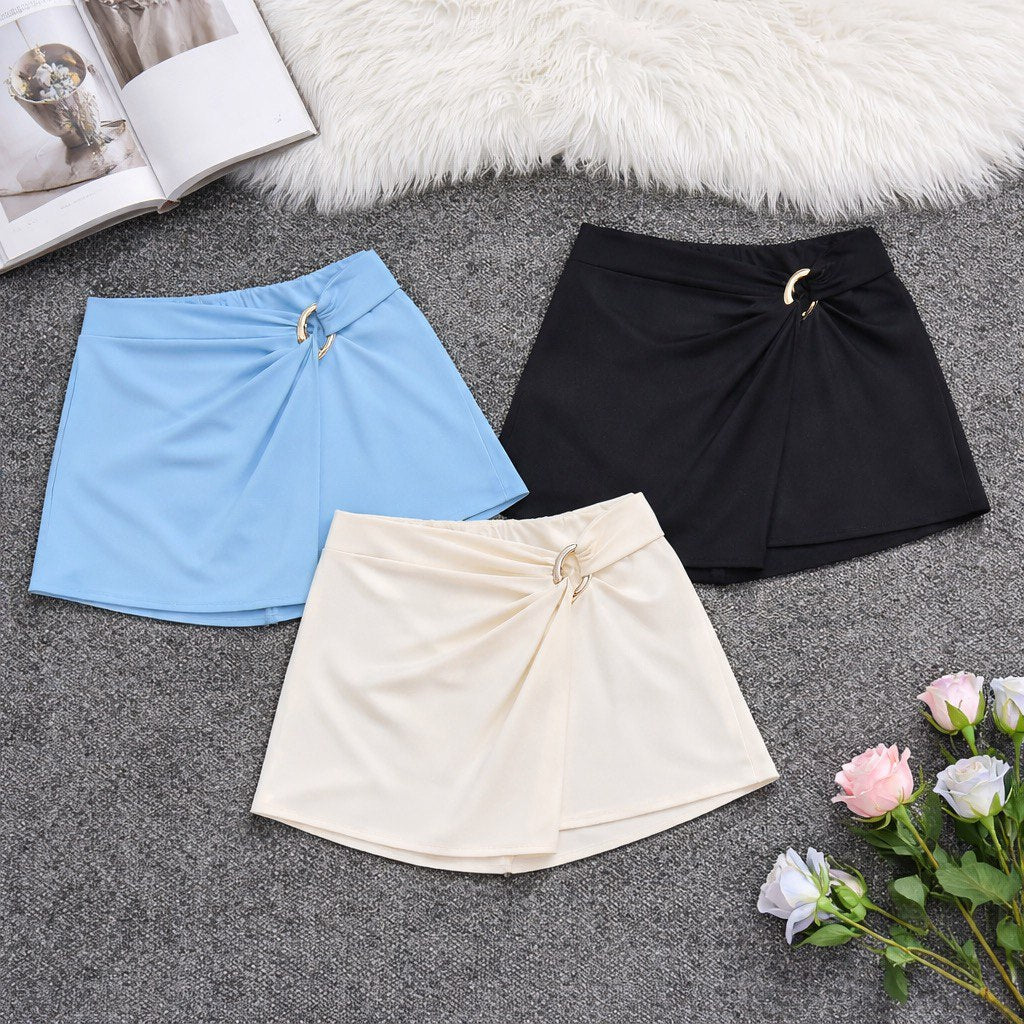 Skort azzurra, bianca e nera aderente da donna con effetto portafoglio frontale, drappeggio strutturato e dettaglio metallico in vita vista frontale