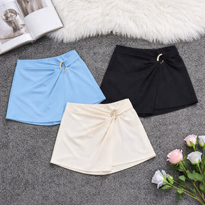 Skort azzurra, bianca e nera aderente da donna con effetto portafoglio frontale, drappeggio strutturato e dettaglio metallico in vita vista frontale