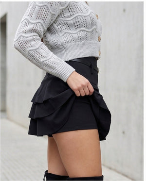Gonna corta a balze con pantaloncino interno, vita alta elastica e cintura sottile con fibbia ad anelli metallici, in viscosa e poliestere