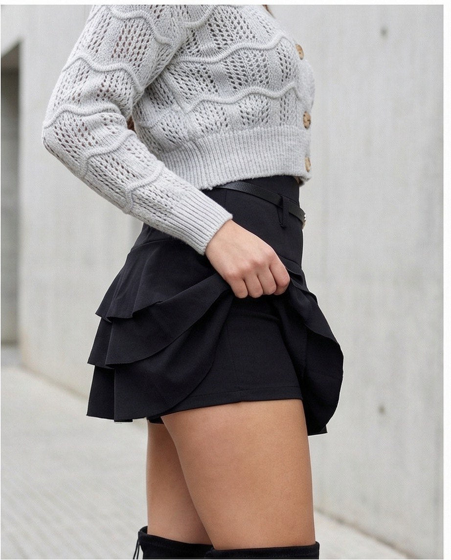 Gonna corta a balze con pantaloncino interno, vita alta elastica e cintura sottile con fibbia ad anelli metallici, in viscosa e poliestere