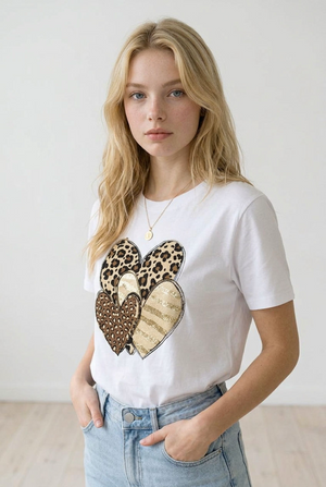 T-shirt 100% cotone, bianca con stampa frontale, 3 cuori con 3 stampe diverse animalier, primo piano