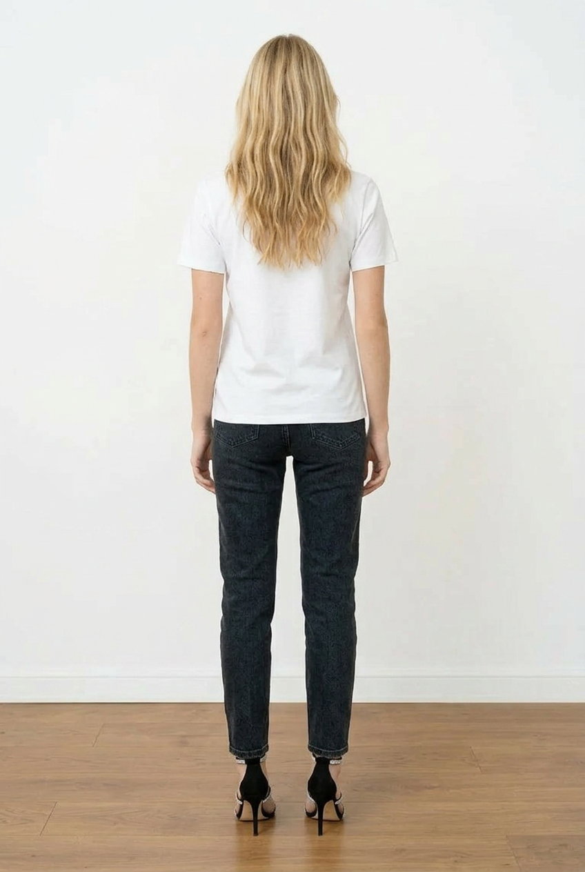 T-shirt 100% cotone, bianca con stampa frontale, un paio di scarpe con tacco e glitter applicati, sul retro è pulita