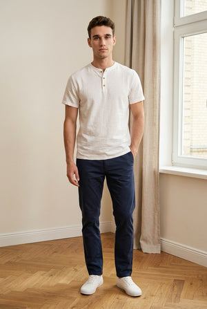 T-shirt uomo bianca con bottoni indossata fronte