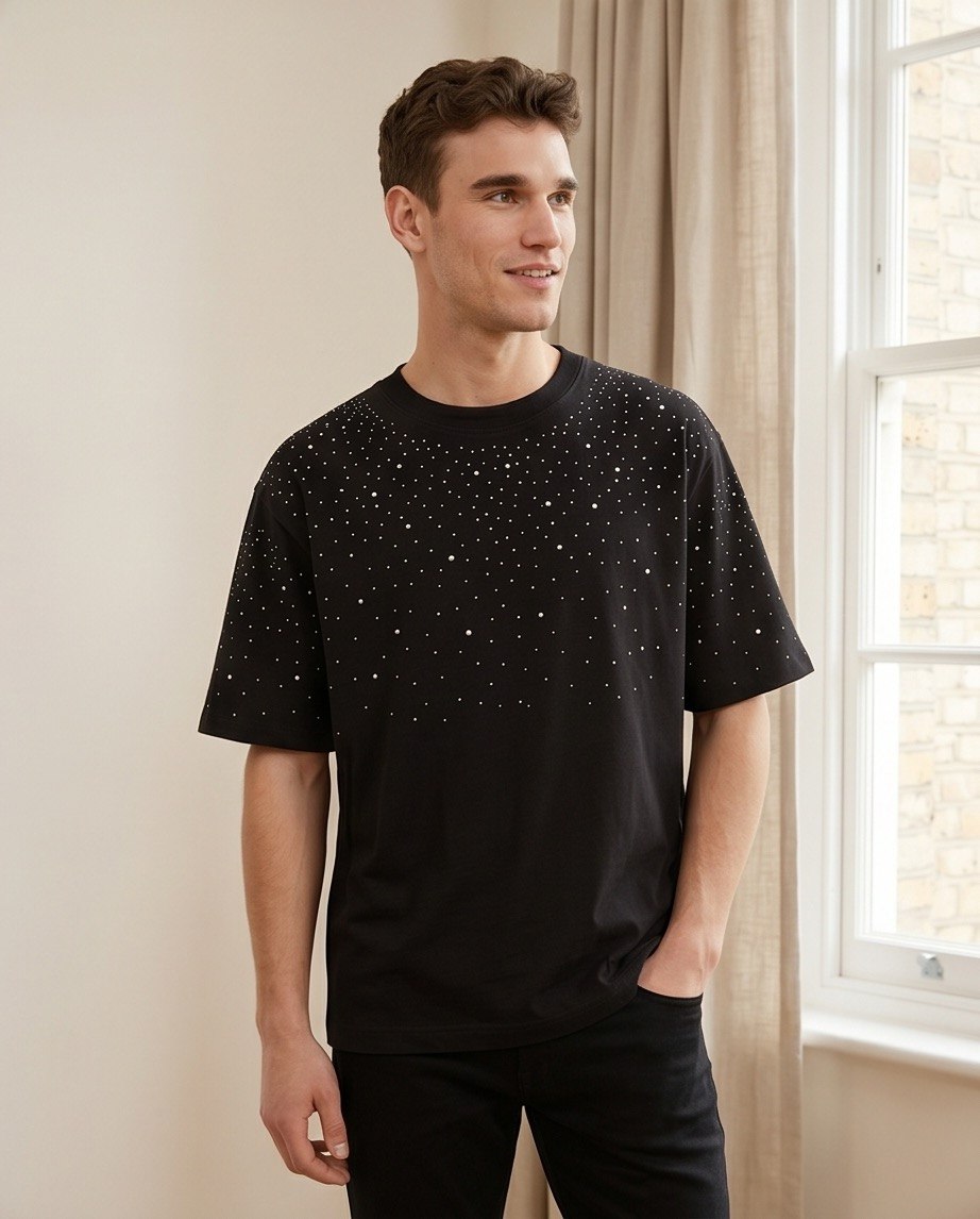 T-shirt con brillantini nera da uomo primo piano