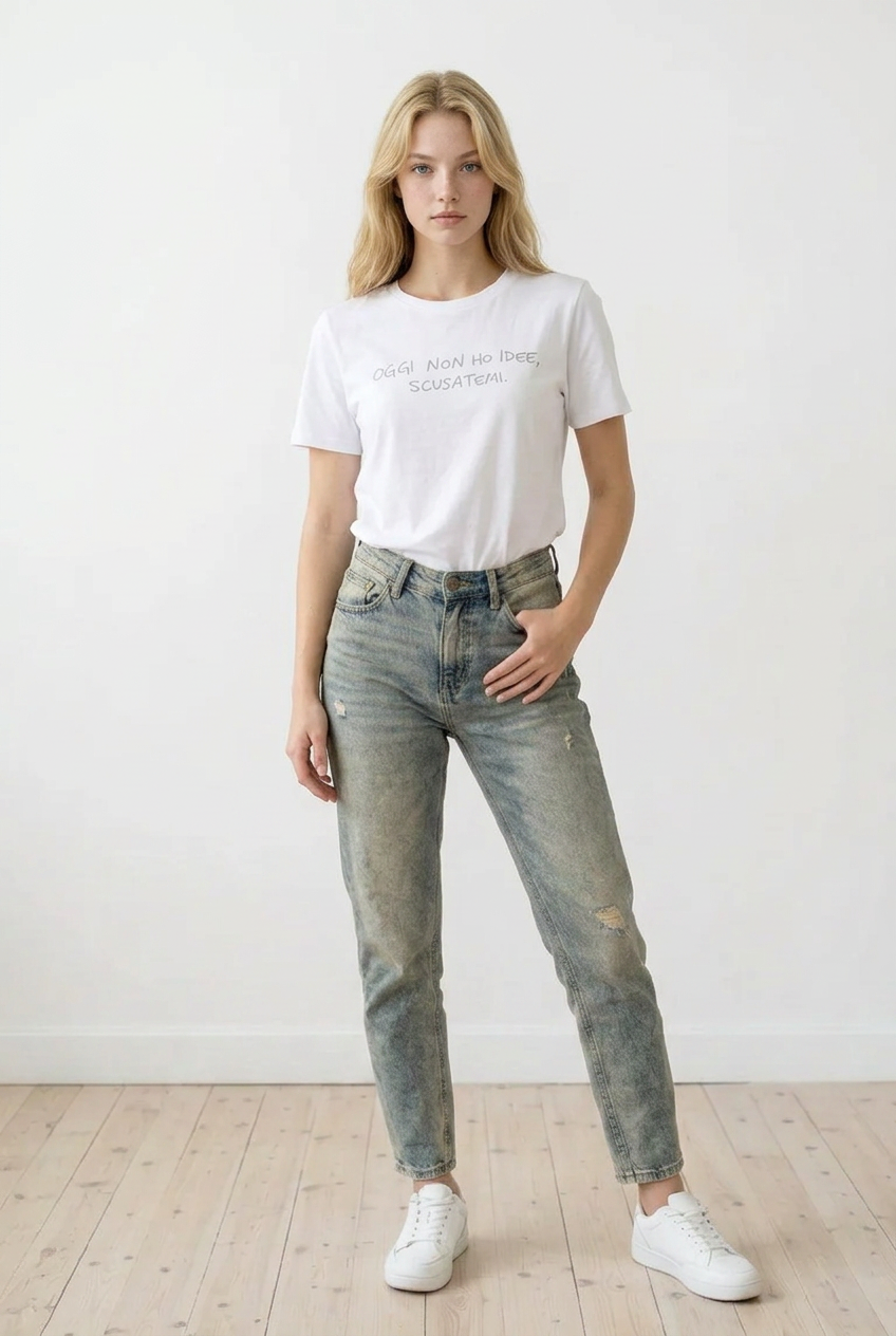 T-shirt 100% cotone, donna,  bianca con stampa frontale una scritta ironica, foto frontale